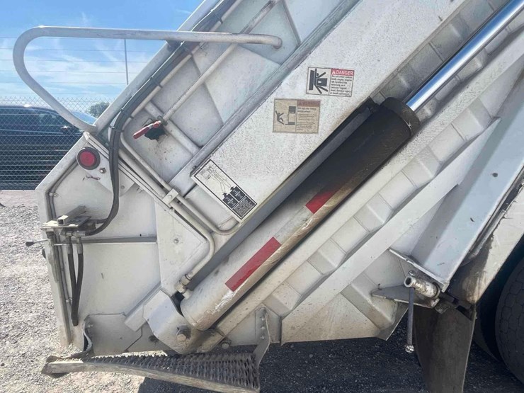 2005-freightliner-m2-20yd-rear-load-refuse-truck-image-9
