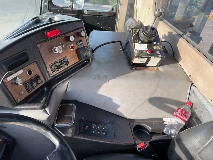 2002-peterbilt-320-image-25