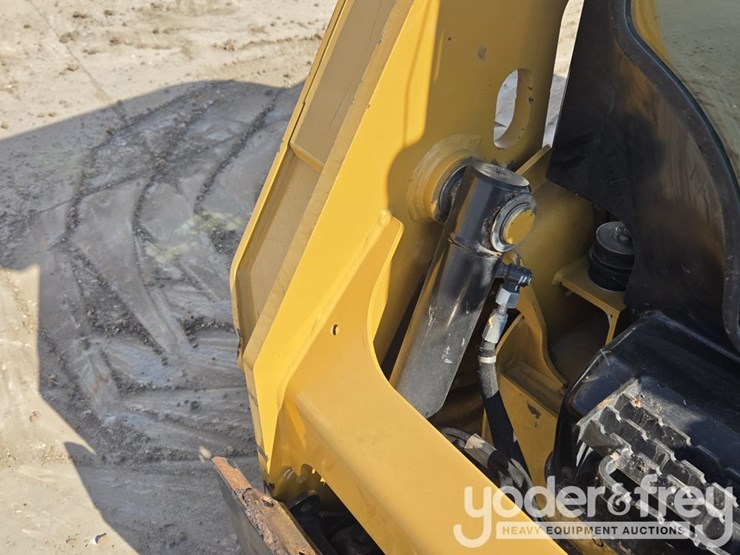 2016-caterpillar-232d-image-15
