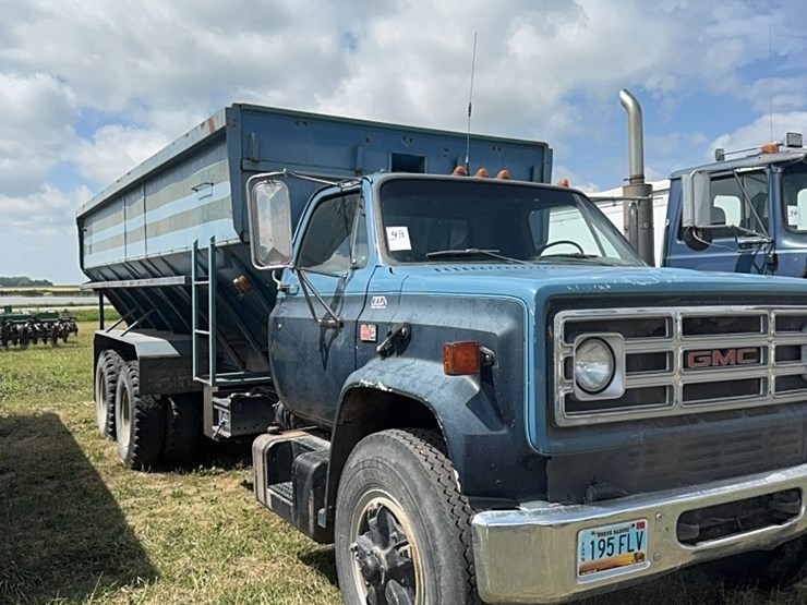 gmc-tandem-twin-screw-grain-truck,-live-bottom-box,-fuel-pincher-detroit-diesel,-tilt-back-hood,-5-speed-with-hi/lo-image-4