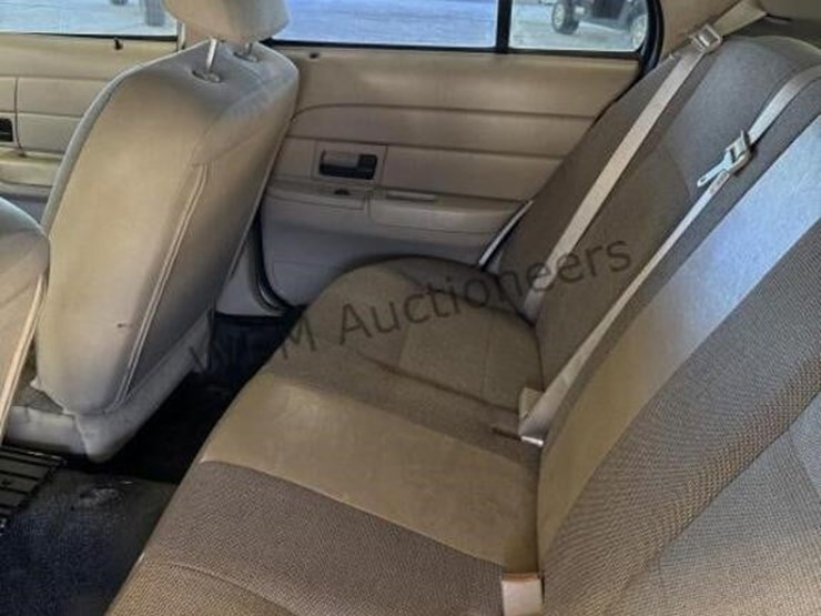 2006-ford-crown-victoria-sdn-image-22