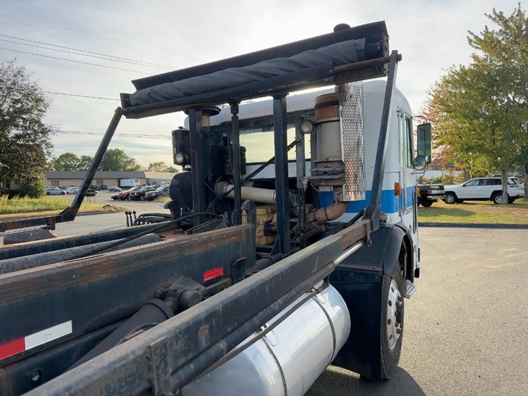 2002-peterbilt-320-image-17