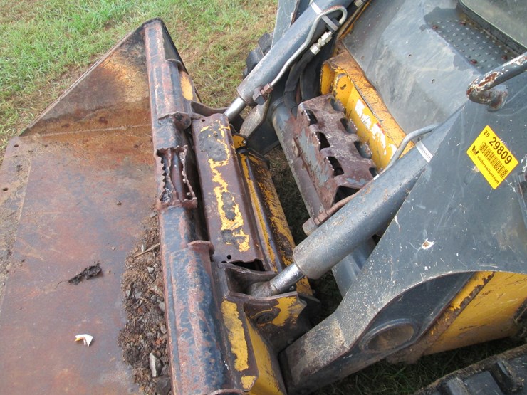 deere-323e-image-13