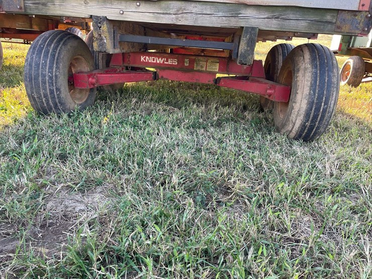 h&s-silage-box-on-knowles-tandem-running-gear-image-12