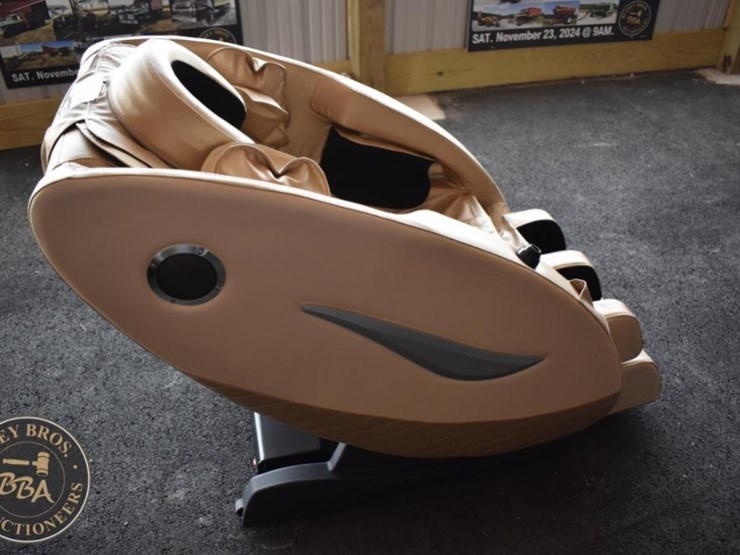 future-massage-chair-with-remote-control-image-4