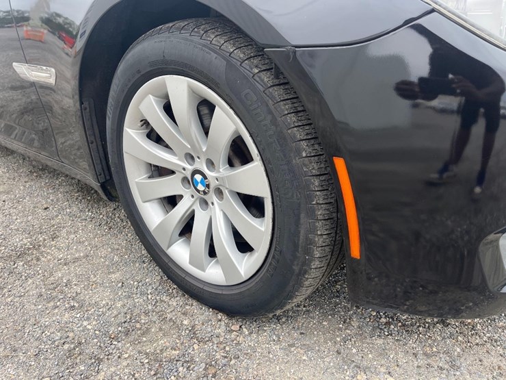 2011-bmw-7-series-750-li-sedan-image-16