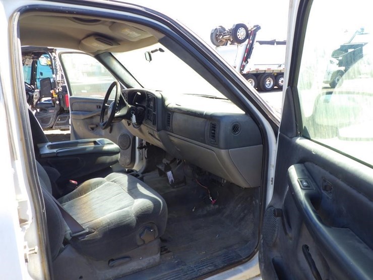 2002-chevrolet-tahoe-image-7