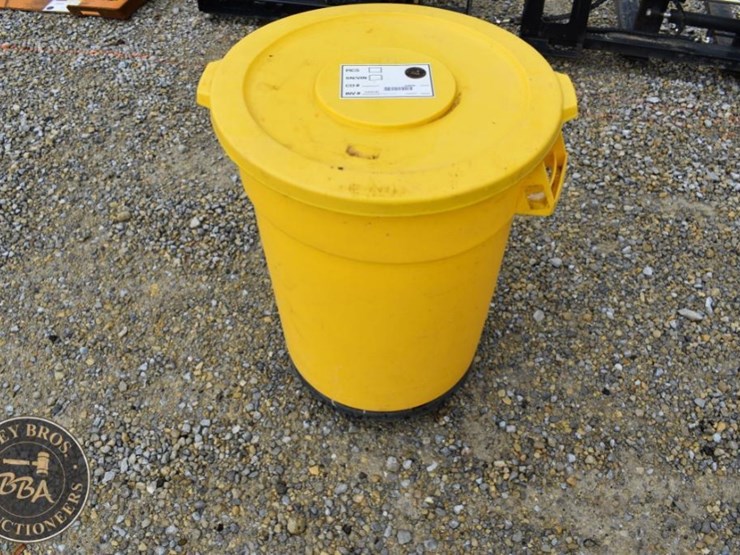 plastic-trash-can-with-rolling-wheels-image-1