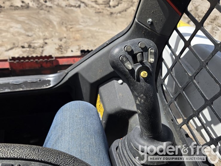 2022-bobcat-t64-image-43