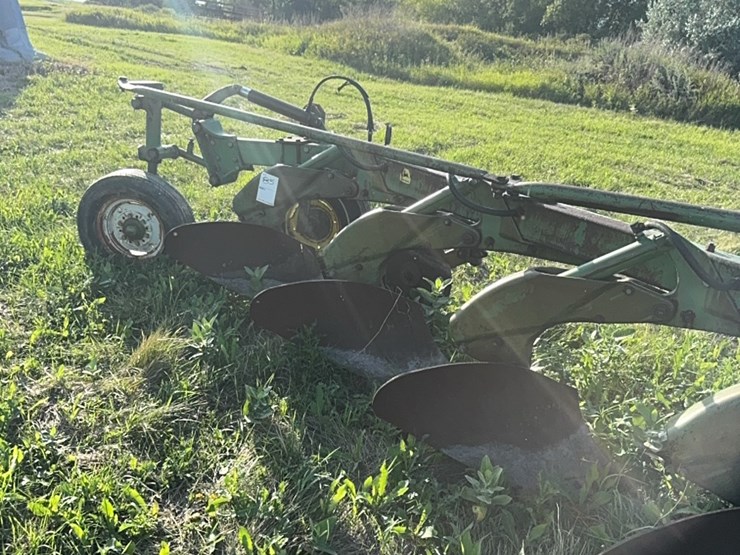 8-bottom-jd-plow,-hydraulic-shares-image-12