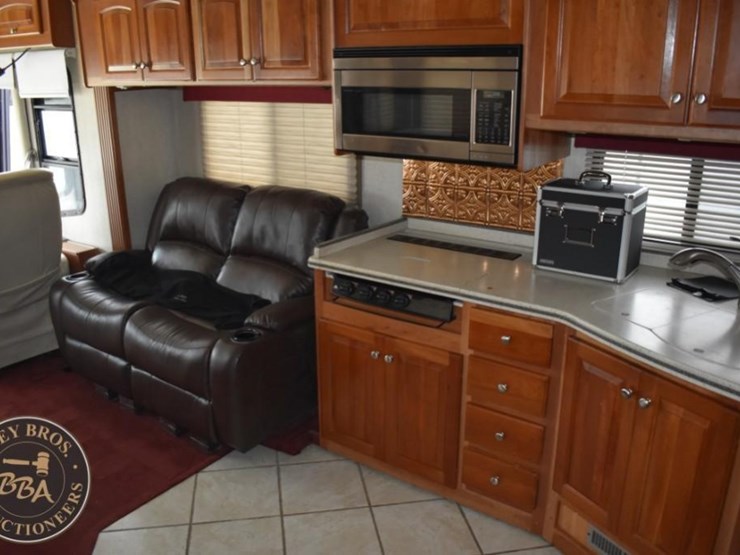 2006-thor-motor-coach-mandalay-40e-38083-image-10