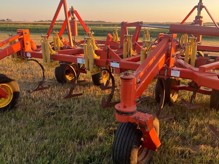 54’-bourgault-chisel,-12”-space,-heavy-harrows,-note:-hitch-slightly-bent-in-one-spot,-doesn’t-affect-performance-of-machine-as-hitch-is-floating.-image-1