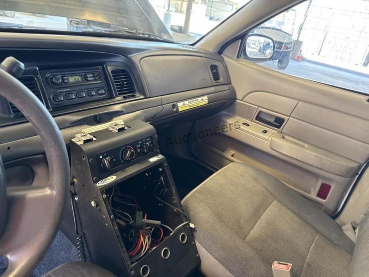 2006-ford-crown-victoria-sdn-image-18