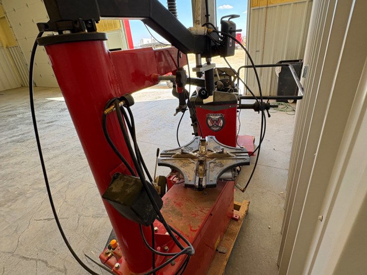 weaver-w-894xs-semi-automatic-tire-changer-image-2