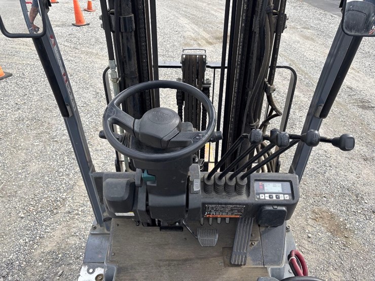 2020-toyota-8fbe20u-3000lb-electric-warehouse-forklift-image-7