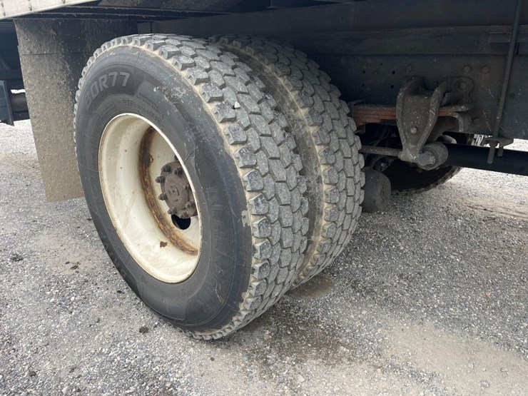 2015-hino-268-image-15