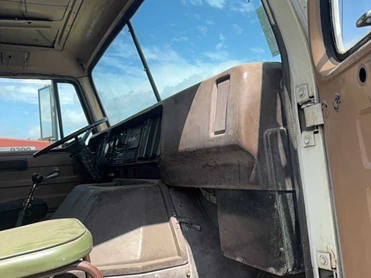 international-tri-axle-truck,-model-2200,--live-bottom,-detroit-diesel,-9-speed-manual,-roll-tarp-image-35