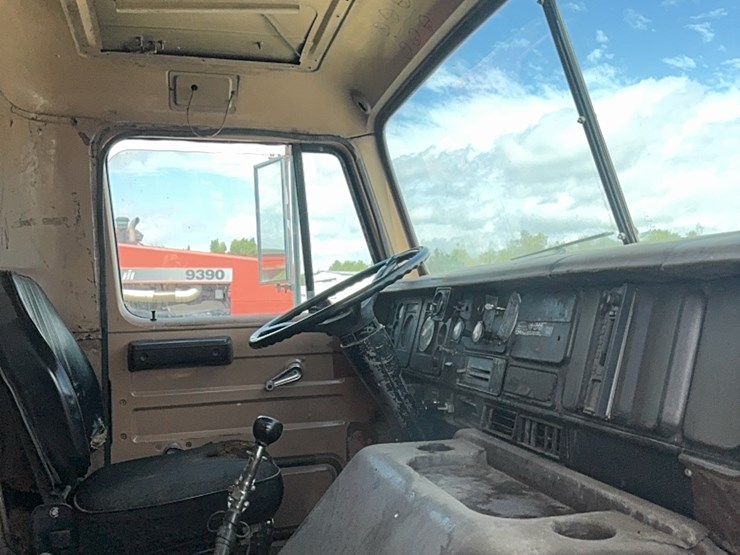 international-tri-axle-truck,-model-2200,--live-bottom,-detroit-diesel,-9-speed-manual,-roll-tarp-image-40