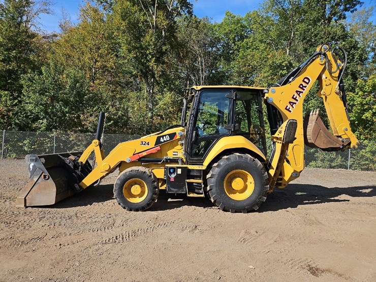 2022-caterpillar-440-image-2