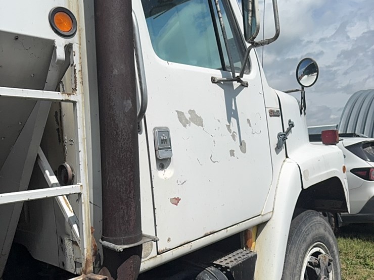 international-tri-axle-truck,-model-2200,--live-bottom,-detroit-diesel,-9-speed-manual,-roll-tarp-image-20