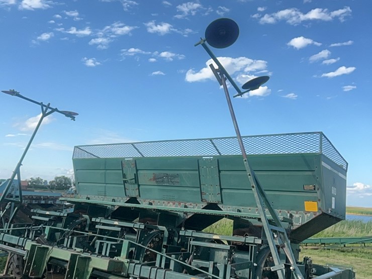 6-row-lockwood-model-603-accumatic-potato-planter-image-11