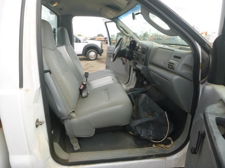 2005-ford-f550-image-40