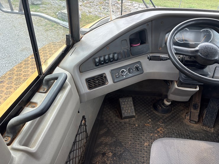 2017-volvo-a25g-image-21