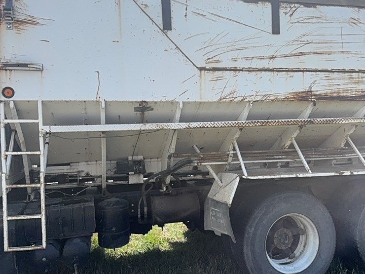 international-tri-axle-truck,-model-2200,--live-bottom,-detroit-diesel,-9-speed-manual,-roll-tarp-image-4