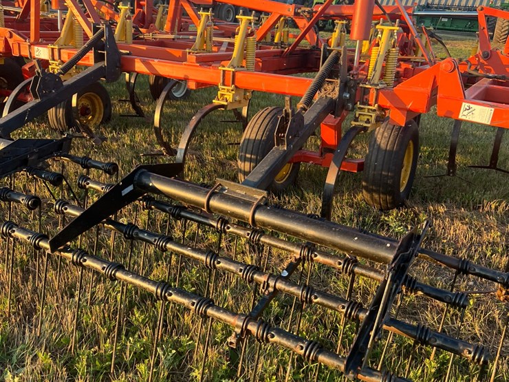 54’-bourgault-chisel,-12”-space,-heavy-harrows,-note:-hitch-slightly-bent-in-one-spot,-doesn’t-affect-performance-of-machine-as-hitch-is-floating.-image-32