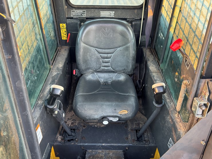 new-holland-c185-image-34