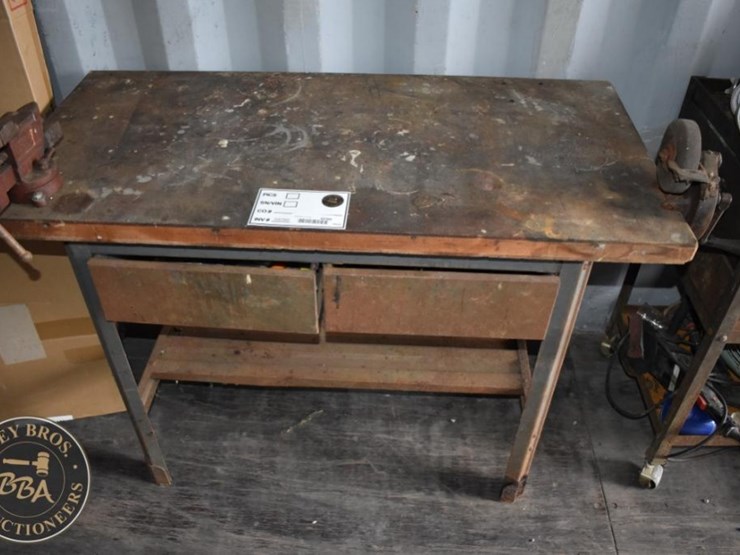 metal-workbench-with-vise-image-1