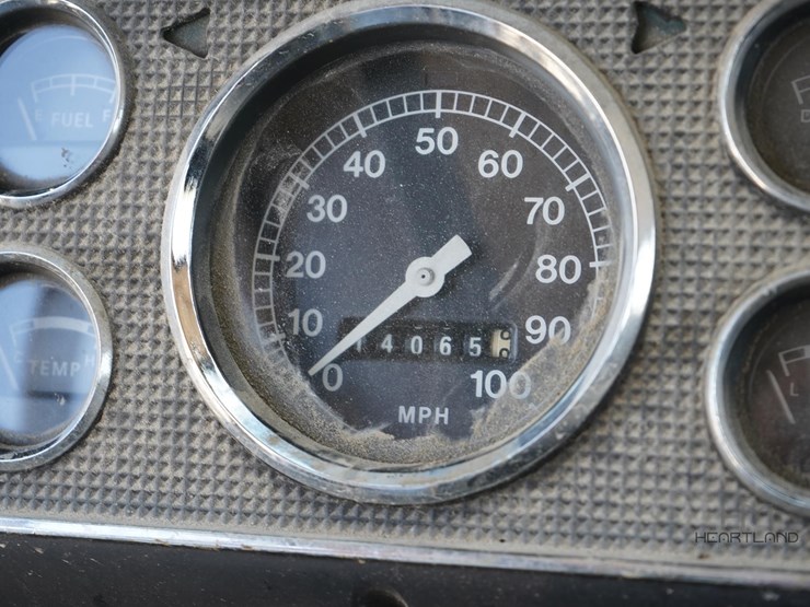 1977-ford-900-image-8