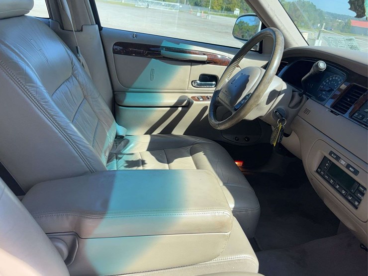 2000-lincoln-town-car-sedan-image-31