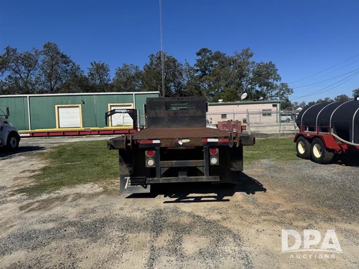 2001-ihc-4900-flatbed-truck-(pz13941,-unit-75804)-image-4