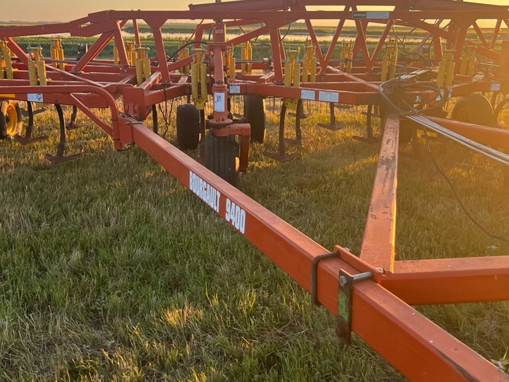 54’-bourgault-chisel,-12”-space,-heavy-harrows,-note:-hitch-slightly-bent-in-one-spot,-doesn’t-affect-performance-of-machine-as-hitch-is-floating.-image-5