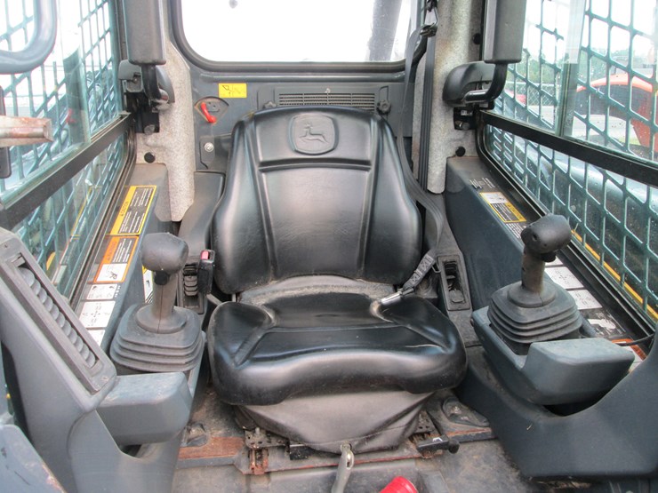 deere-323e-image-19