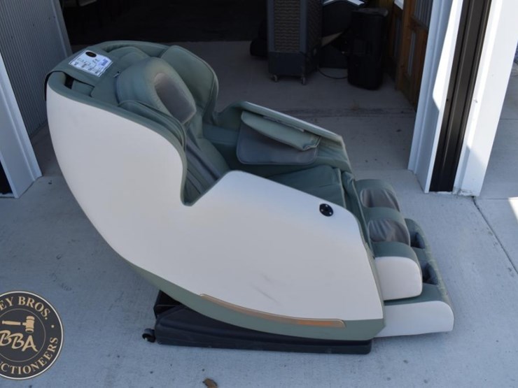 massage-chair-with-remote-control,-zero-gravity,-heat-therapy-image-6