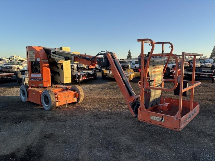 2016-jlg-e300ajp-image-2