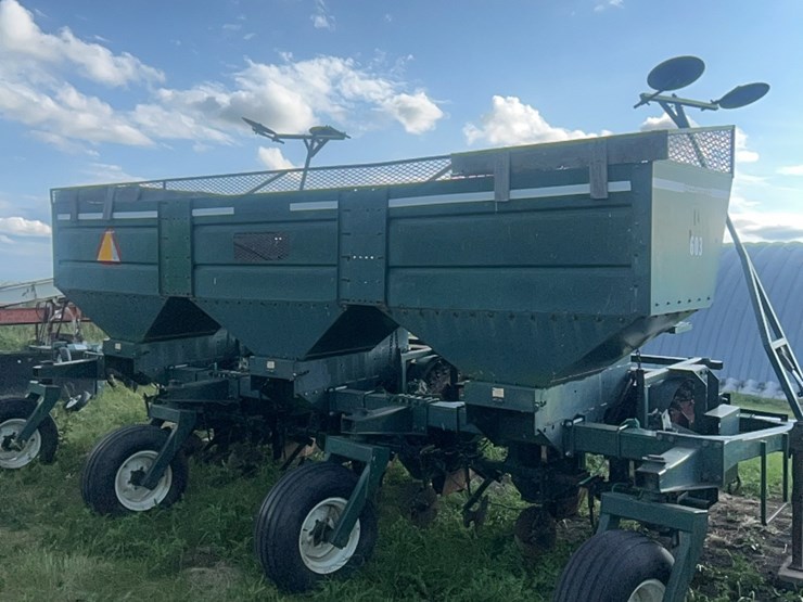 6-row-lockwood-model-603-accumatic-potato-planter-image-1