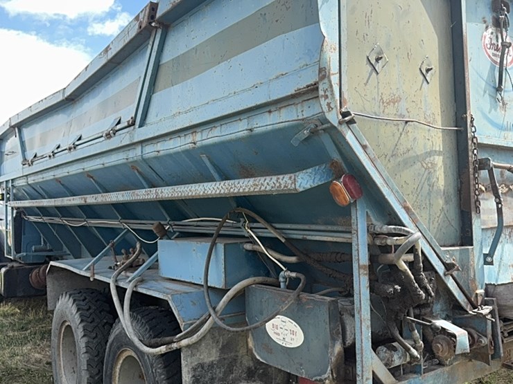 gmc-tandem-twin-screw-grain-truck,-live-bottom-box,-fuel-pincher-detroit-diesel,-tilt-back-hood,-5-speed-with-hi/lo-image-10