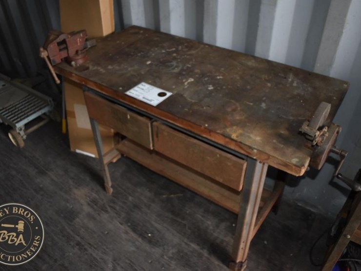 metal-workbench-with-vise-image-2