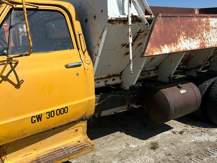 1972-chevy-single-axle-truck,-big-block-motor,-been-sitting,-believed-to-run,-drivers-door-issue-image-7