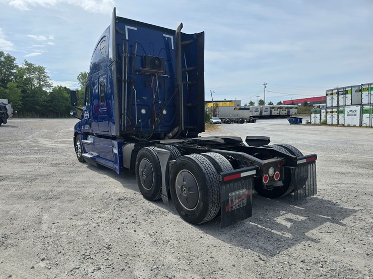 2019-freightliner-cascadia-126-image-12