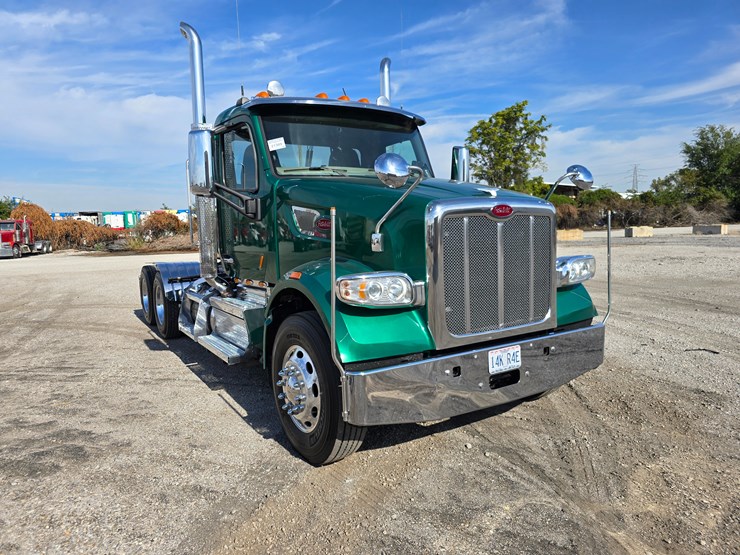2019-peterbilt-567-image-45