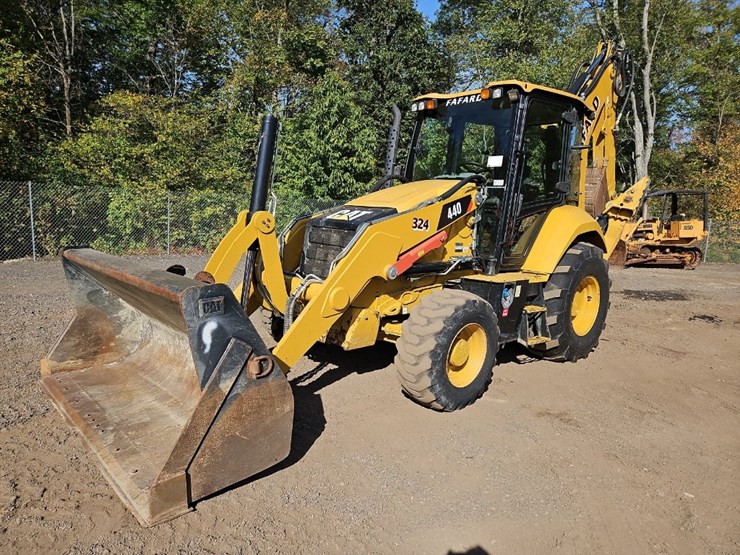 2022-caterpillar-440-image-1
