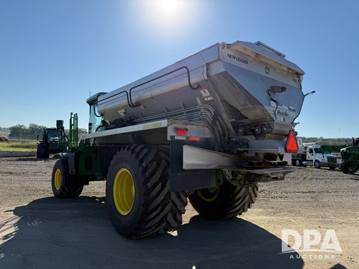 2023-john-deere-800r-image-19