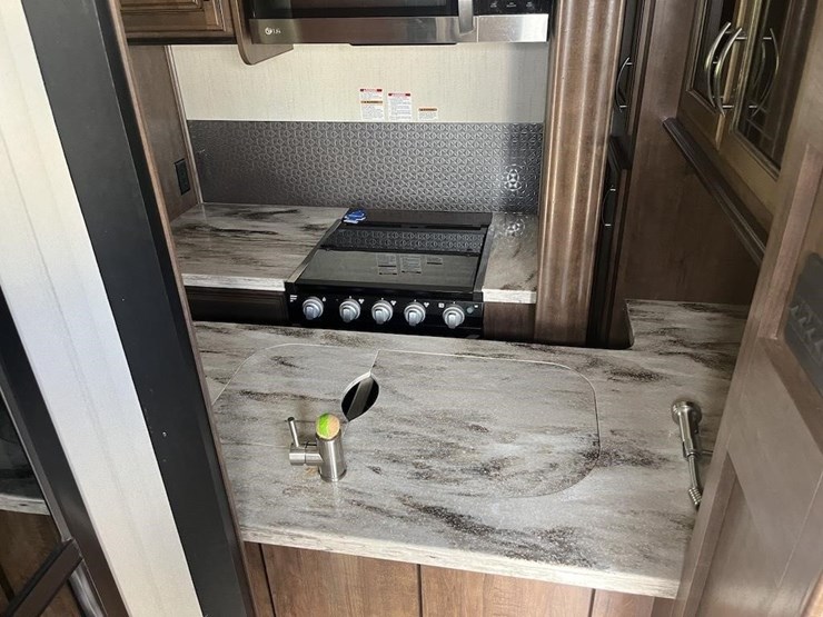 2017-sierra-5th-wheel-camper-image-10