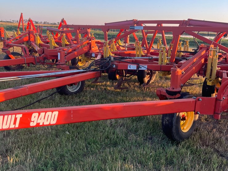 54’-bourgault-chisel,-12”-space,-heavy-harrows,-note:-hitch-slightly-bent-in-one-spot,-doesn’t-affect-performance-of-machine-as-hitch-is-floating.-image-11