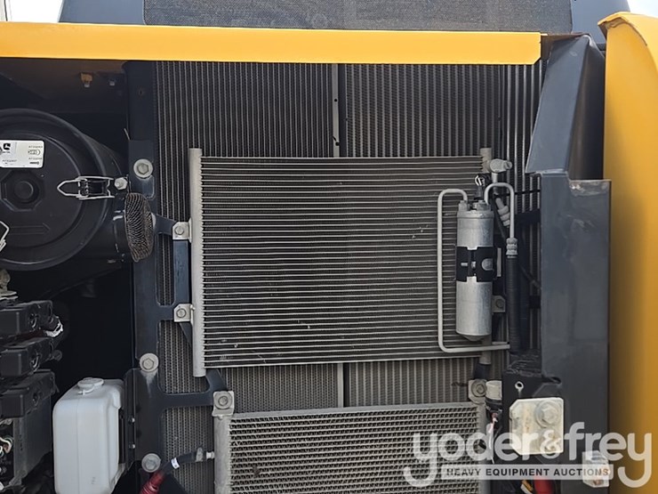 2022-deere-130g-image-40