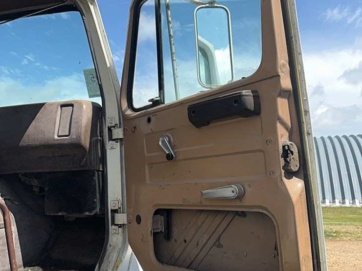 international-tri-axle-truck,-model-2200,--live-bottom,-detroit-diesel,-9-speed-manual,-roll-tarp-image-34